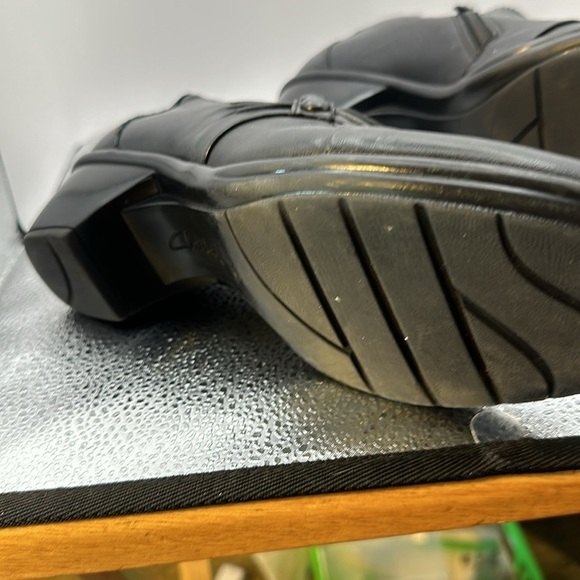 Clark shoes in excellent used condition. Size 8 1/2 the heel is 1 1/2 inches, - Picture 6 of 7
